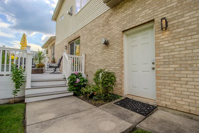 $469,900 | 18131 Crystal Lane, Lansing, IL 60438