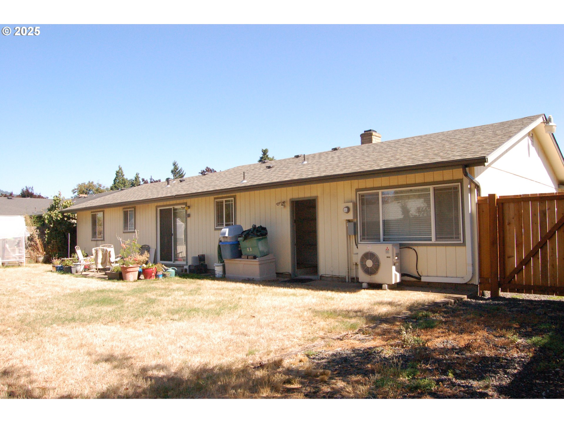 2252 Rose Blossom Drive Springfield, OR 97477 - Photo 17 of 26 a front view of a house