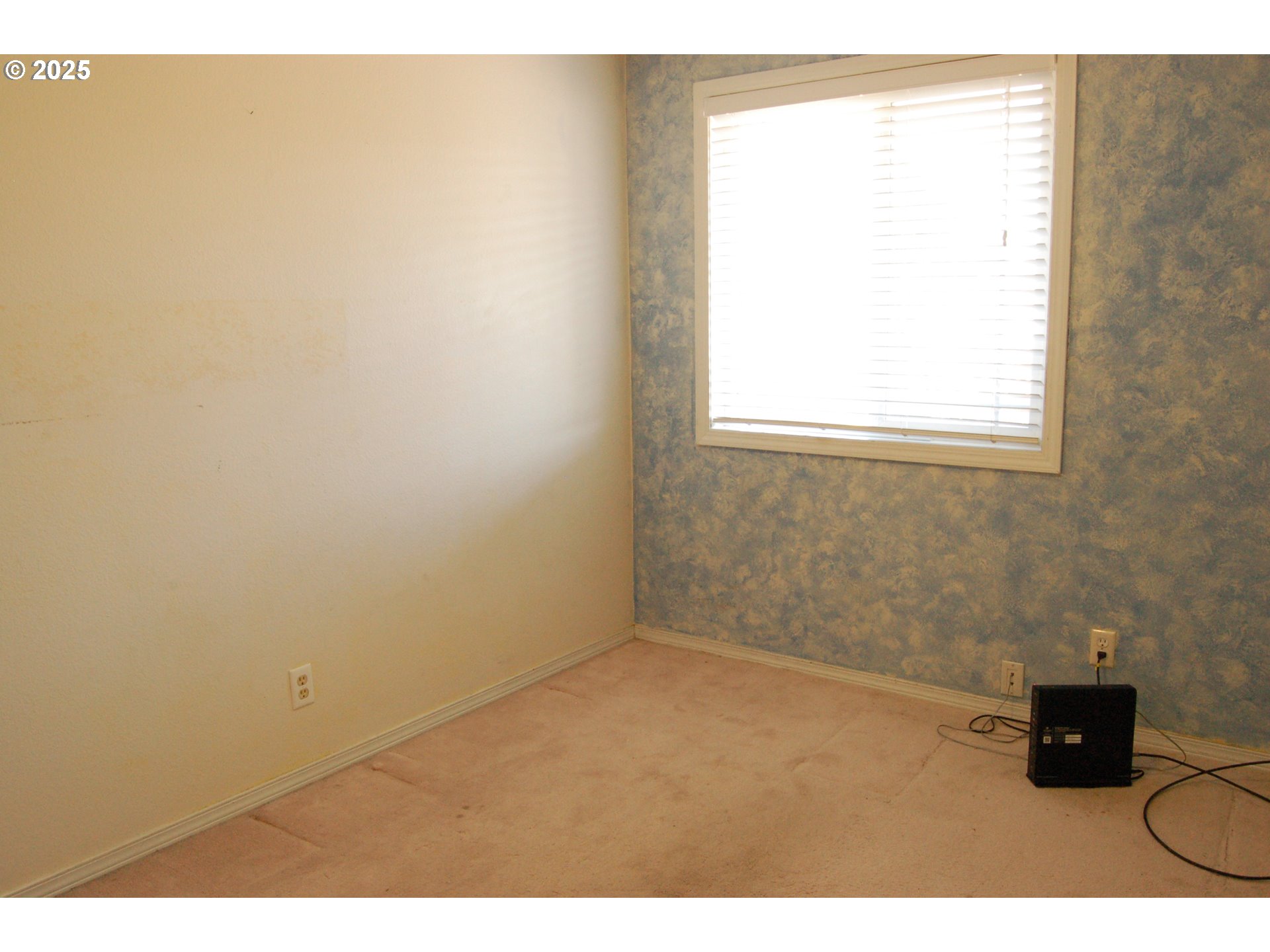 2252 Rose Blossom Drive Springfield, OR 97477 - Photo 23 of 26 a bathroom with a window