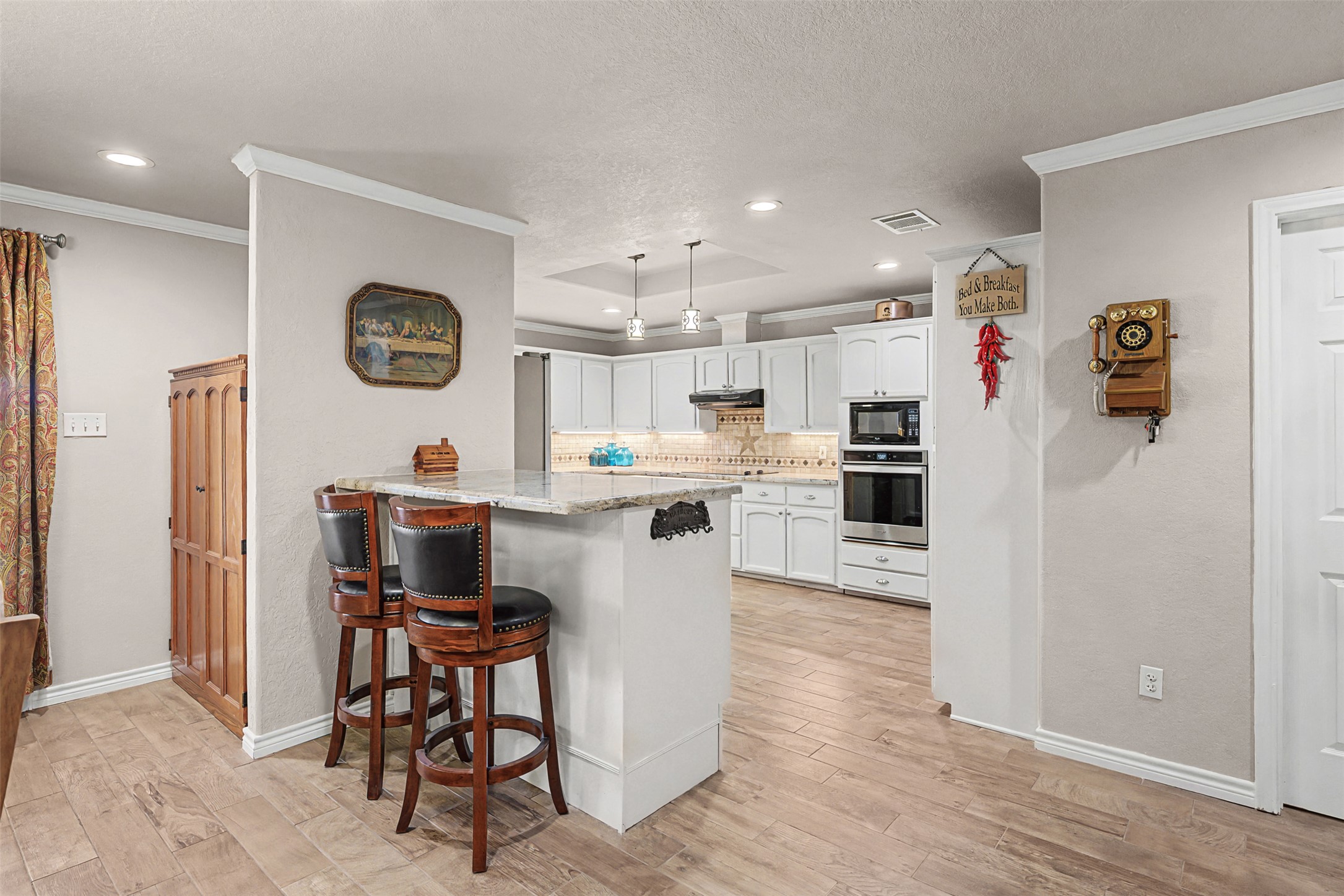 1601 Sunset Circle Cameron, TX 76520 - Photo 15 of 40 Kitchen with breakfast bar.