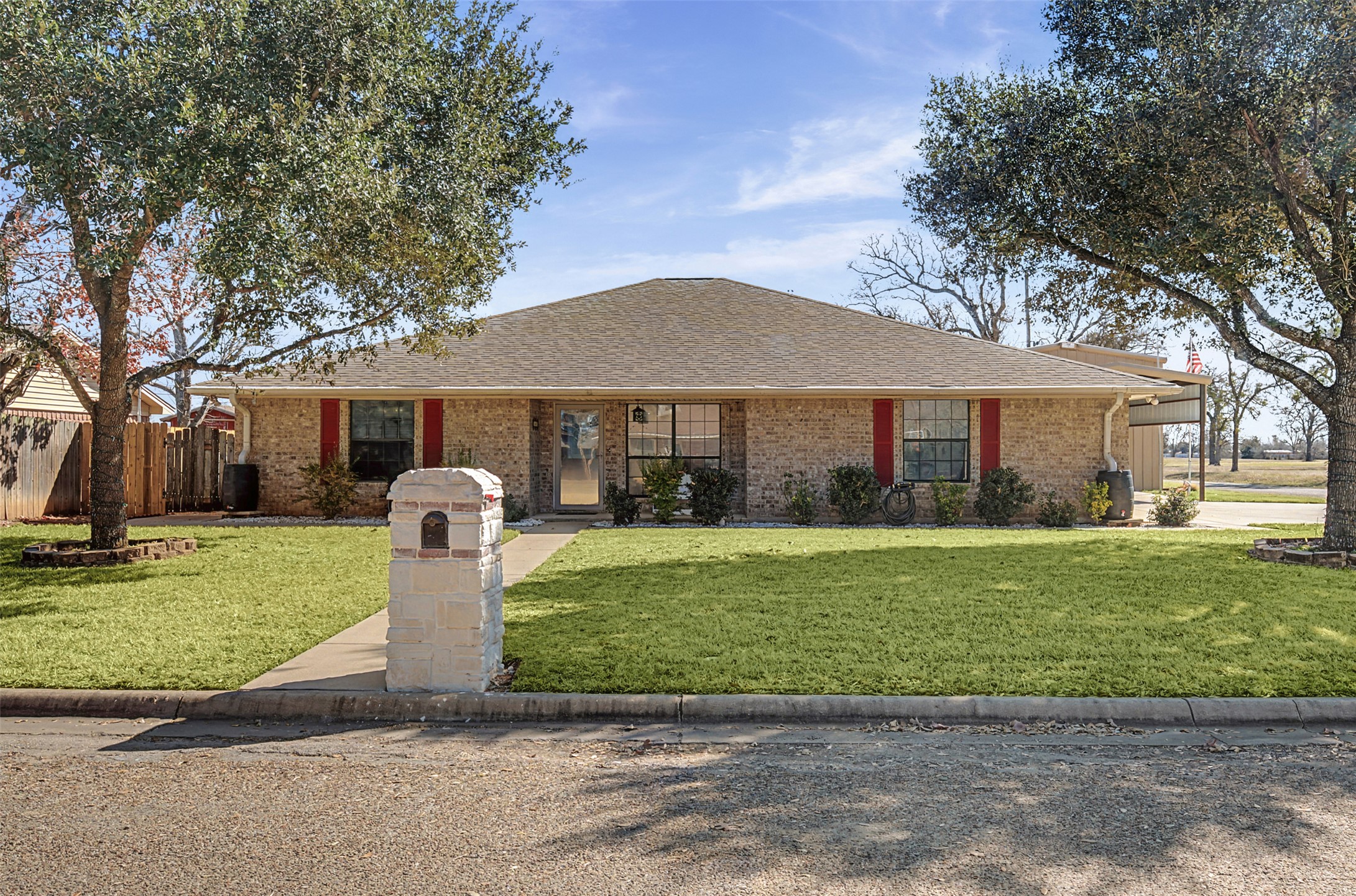 1601 Sunset Circle Cameron, TX 76520 - Photo 2 of 40