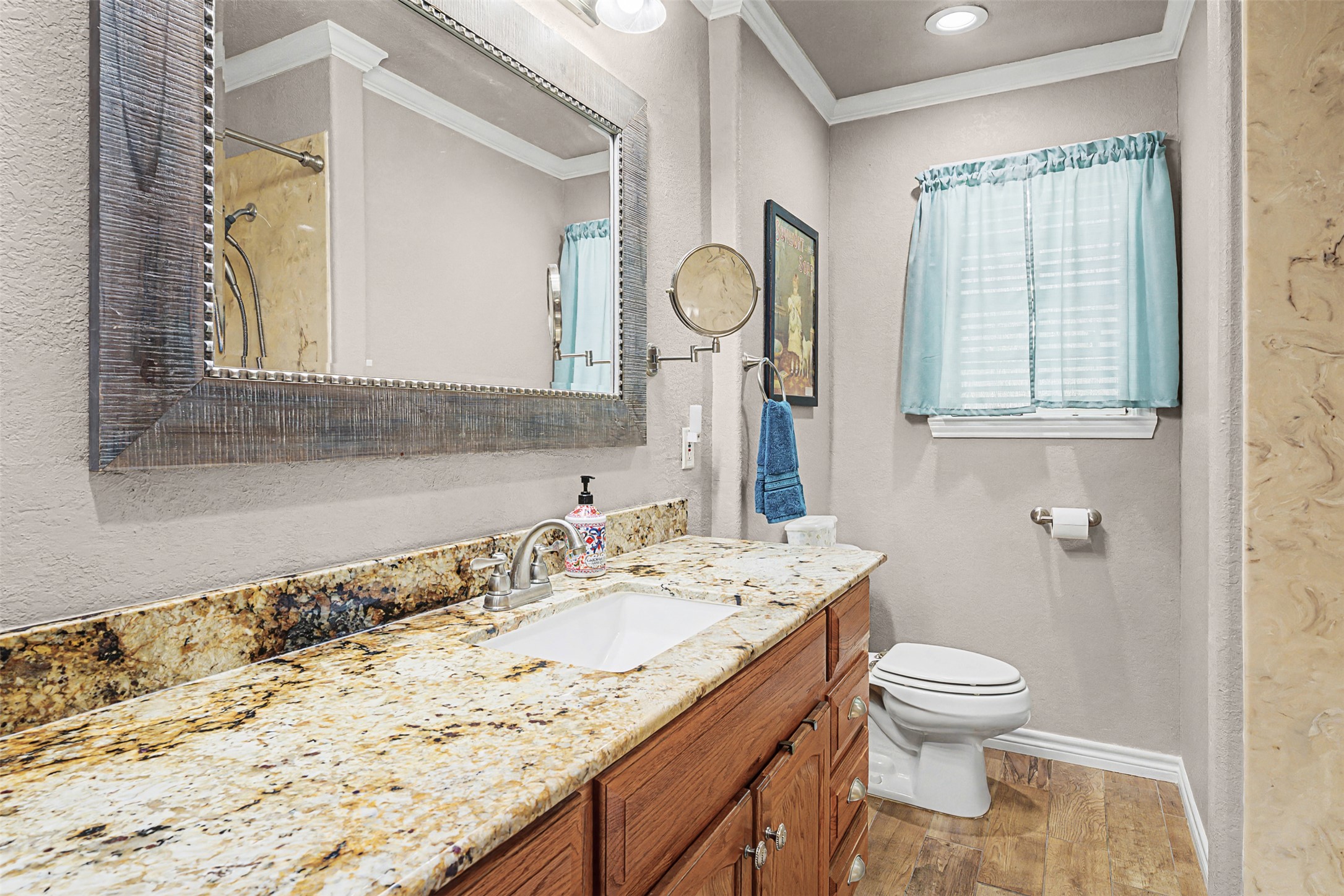 1601 Sunset Circle Cameron, TX 76520 - Photo 24 of 40 Hall bath between bedrooms 2 & 3