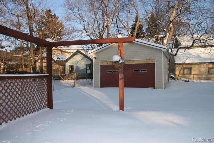 103 Chippewa Road Pontiac, MI 48341 - Photo 2 of 2 REAR YARD