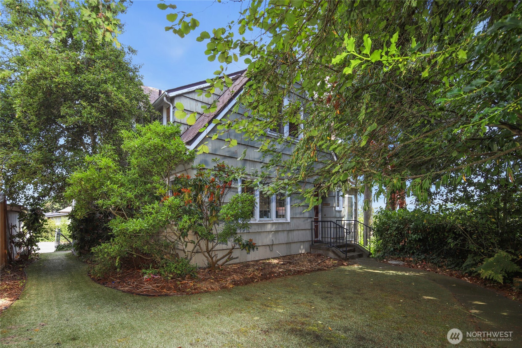 2309 Arch Avenue Southwest Seattle, WA 98116 - Photo 40 of 40 a backyard of a house with lots of green space