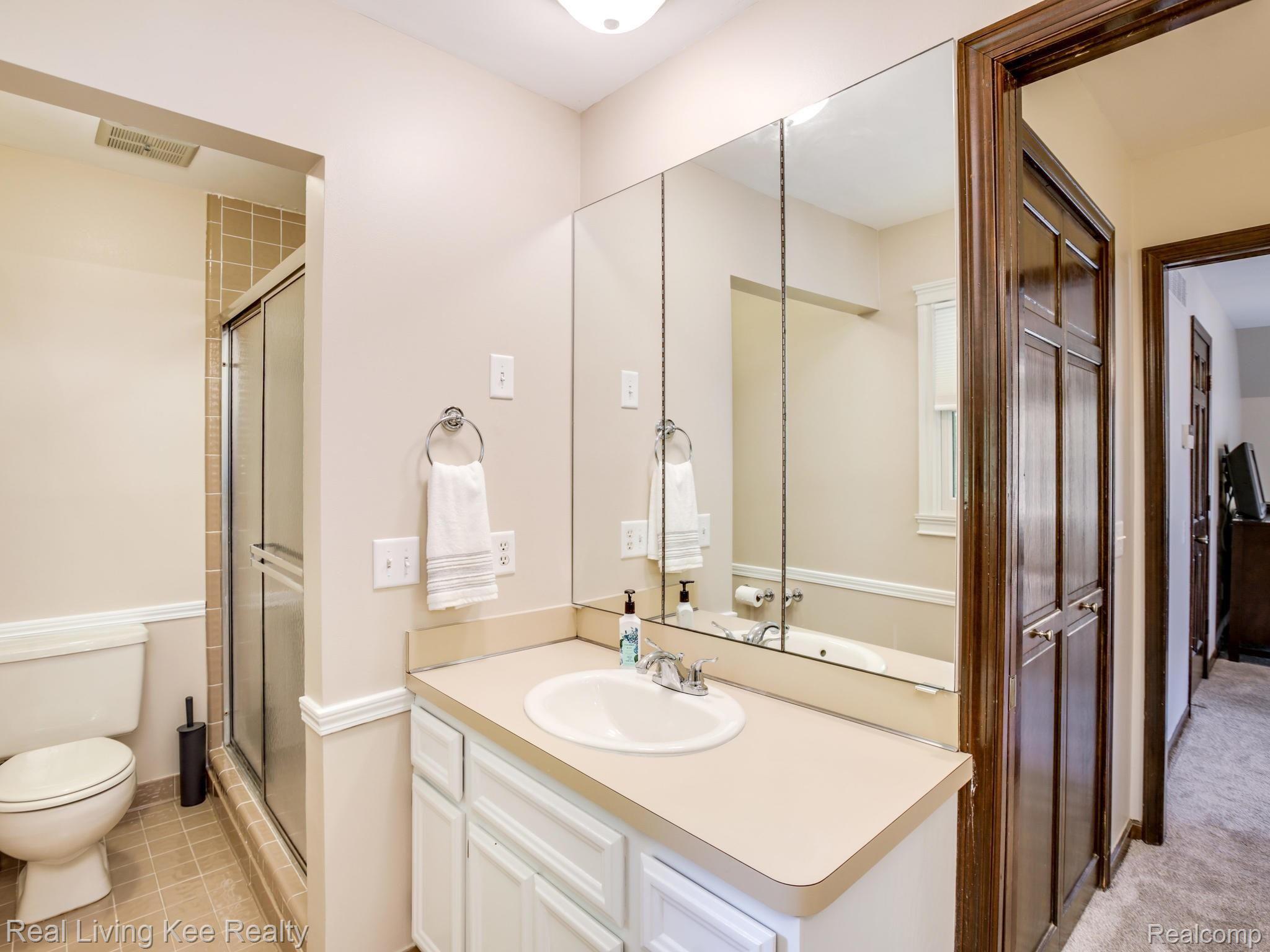 2412 Munster Road Rochester, MI 48309 - Photo 18 of 40 Master Bath
