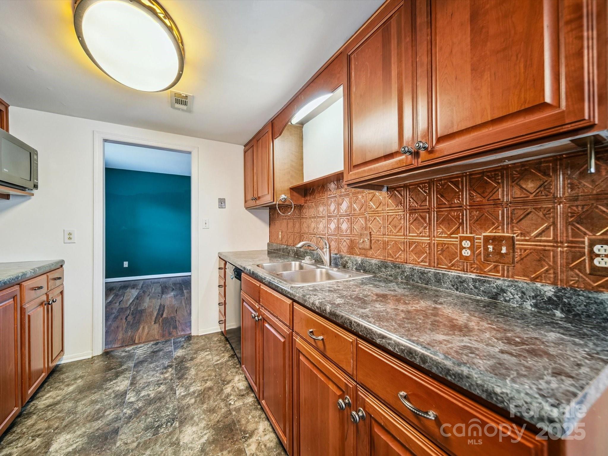 8436 Knights Bridge Road Charlotte, NC 28210 - Photo 9 of 24 Gallery Image 9