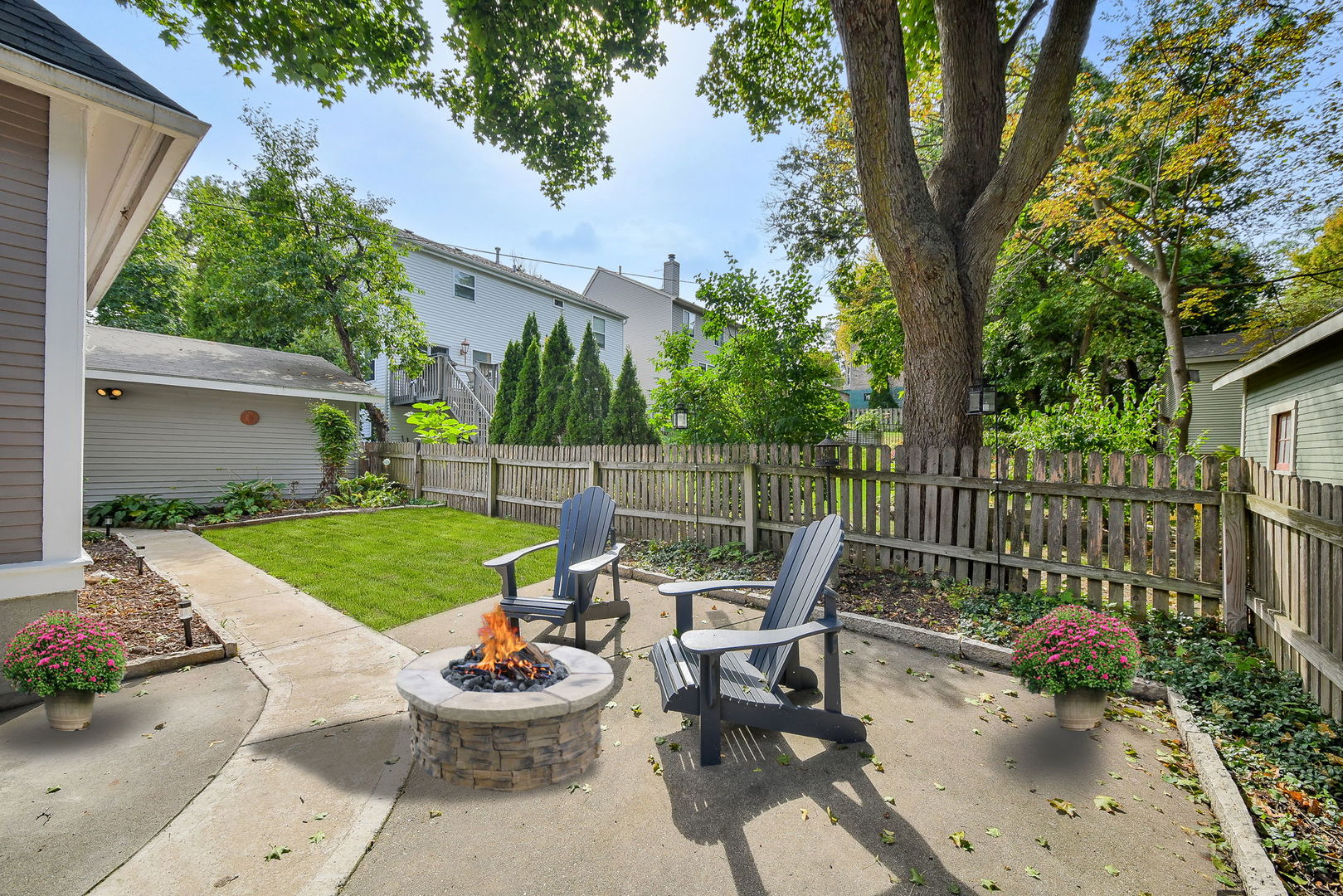 113 South 4th Street St. Charles, IL 60174 - Photo 21 of 32 a view of a patio with chair and tables