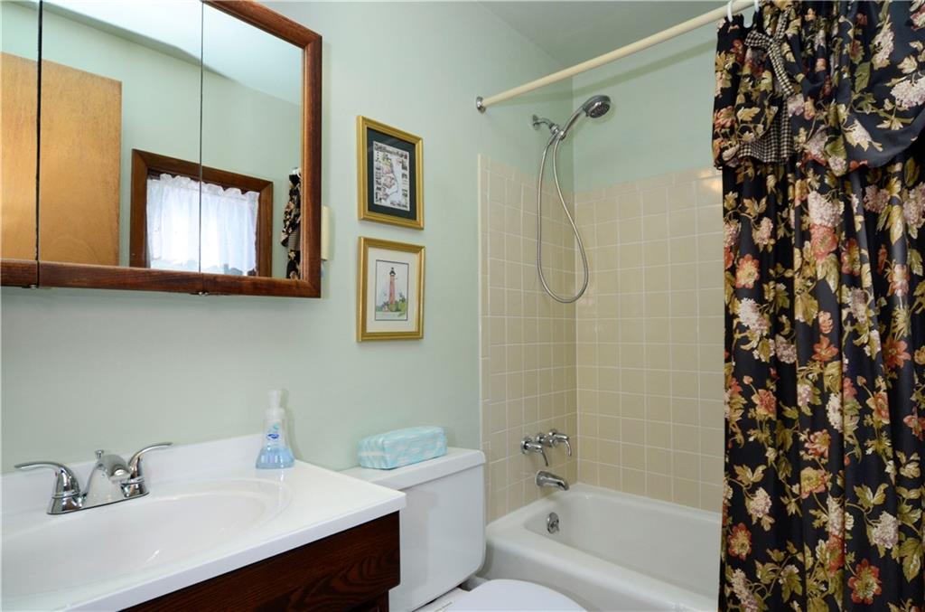 1033 Fiddleback Drive McKees Rocks, PA 15136 - Photo 16 of 20 Upper level full bath