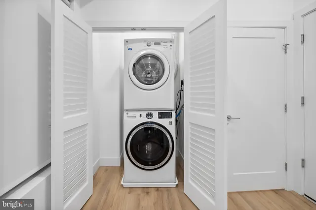 a view of entryway with washer and dryer