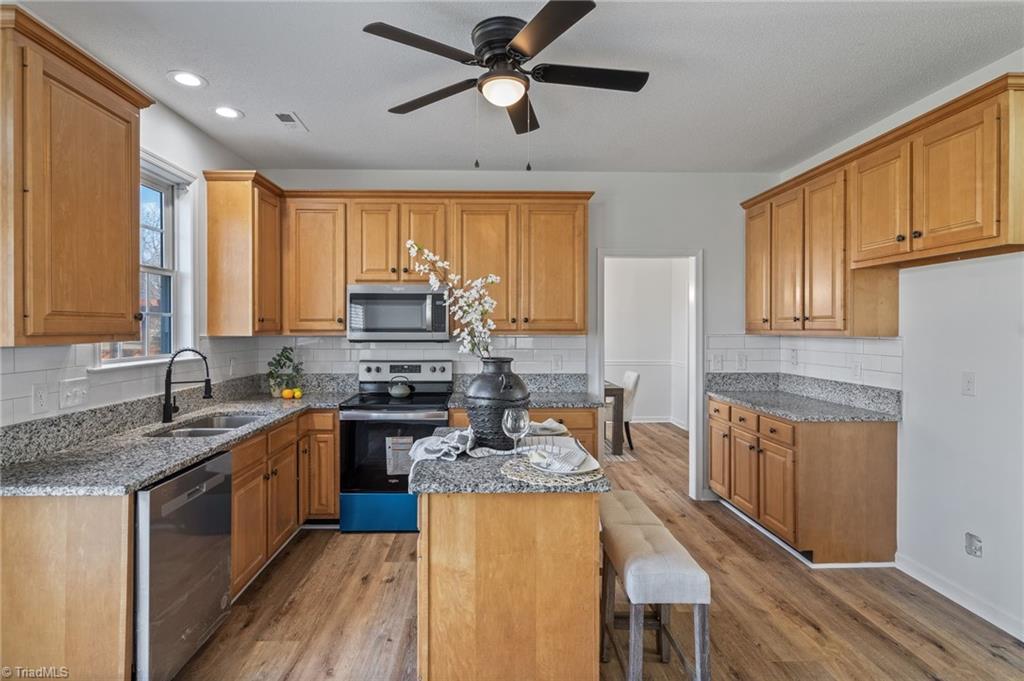 3689 Shadow Ridge Drive High Point, NC 27265 - Photo 15 of 40 Kitchen