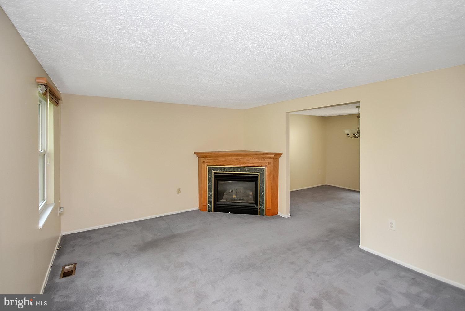 12525 Tove Road Clinton, MD 20735 - Photo 2 of 19 Living Room