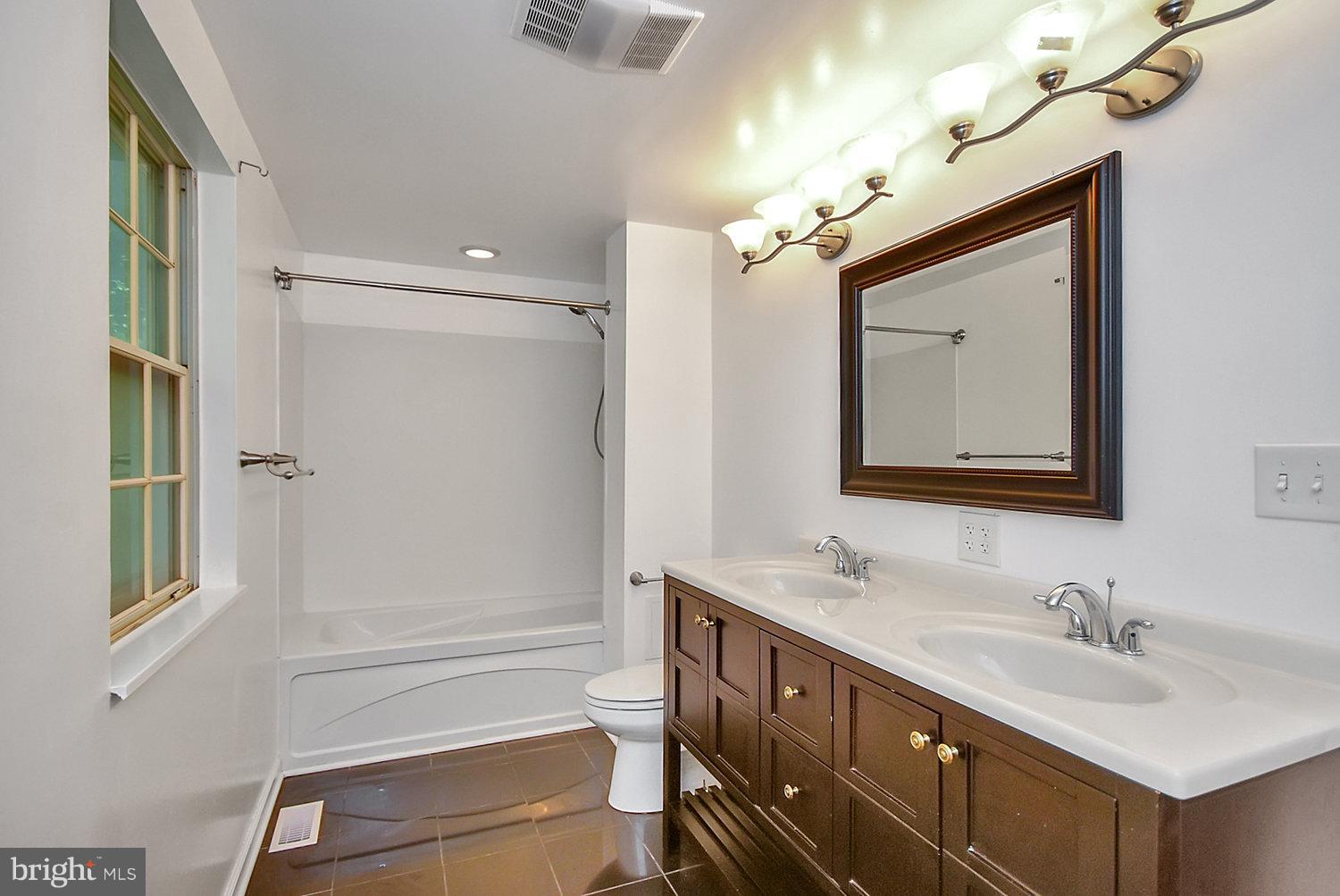 12525 Tove Road Clinton, MD 20735 - Photo 13 of 19 Bath (Master)