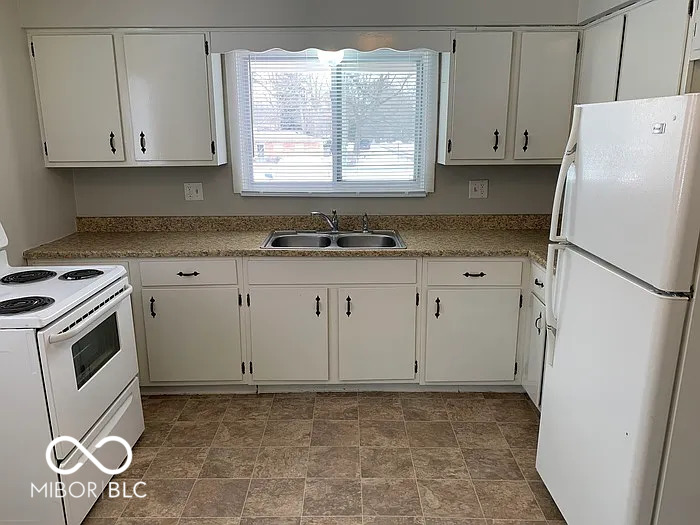 1272 North Ridgeview Drive Indianapolis, IN 46219 - Photo 5 of 15