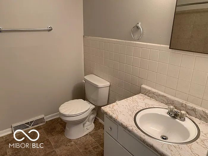 1272 North Ridgeview Drive Indianapolis, IN 46219 - Photo 8 of 15