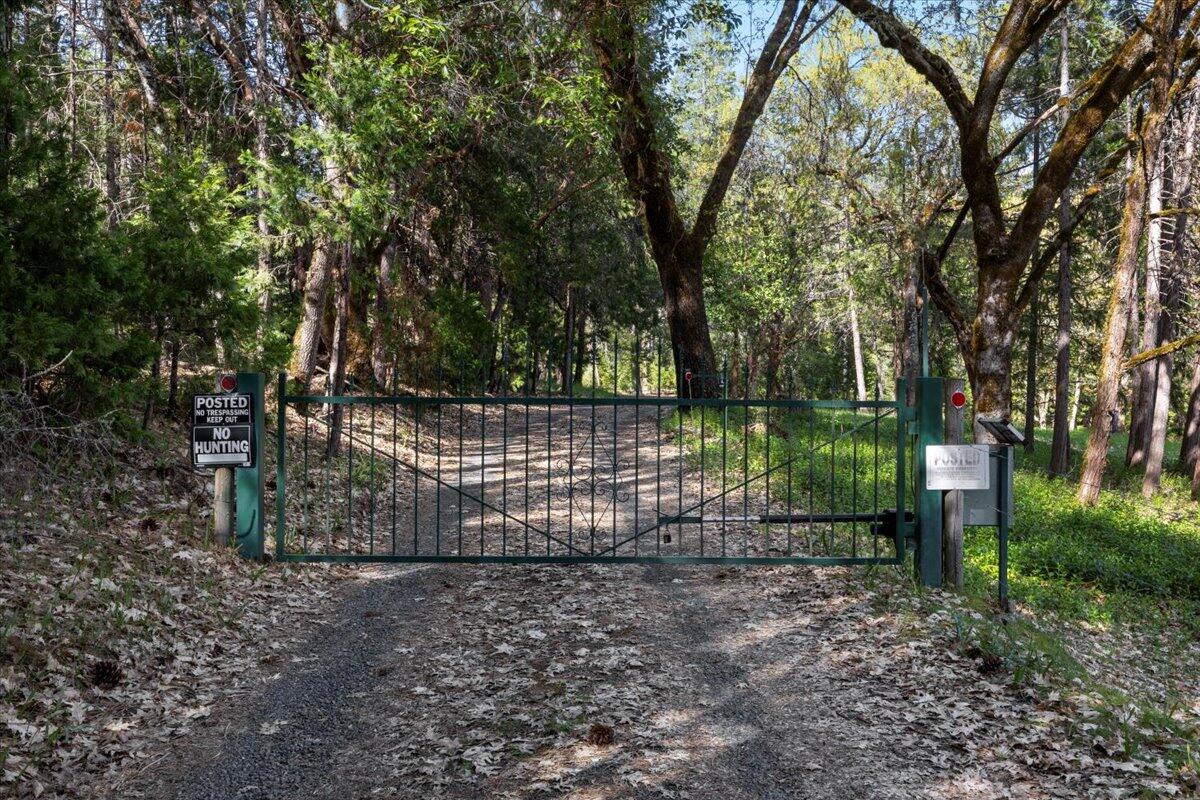 1129 Three Pines Road Grants Pass, OR 97526 - Photo 51 of 52 Gate