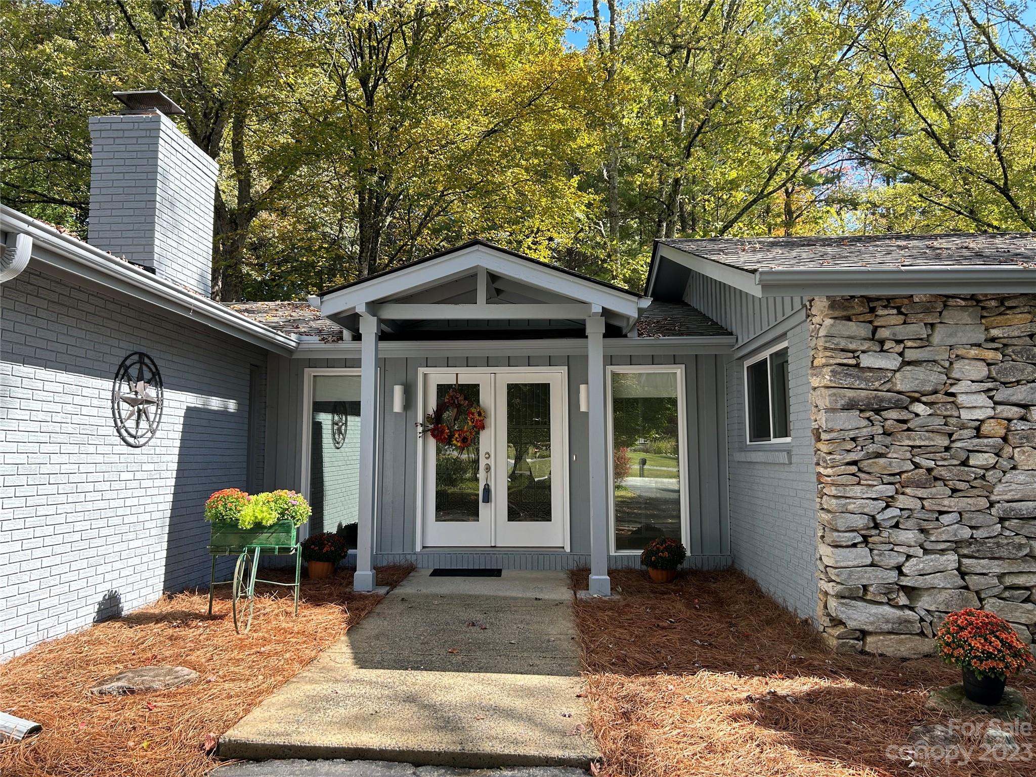428 Brandon Road Hendersonville, NC 28739 - Photo 2 of 48 a front view of a house with garden