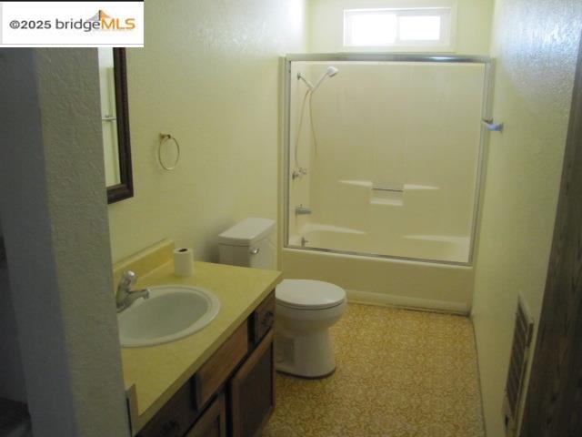 1943 South Ranchero Road Valley Springs, CA 95252 - Photo 16 of 23 Full bath with enclosed tub / shower combo, vanity, and a textured wall