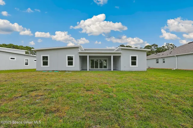 a view of a house with a backyard