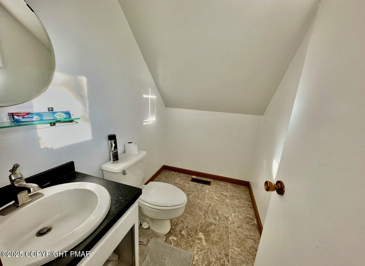 3580 High Crest Road Canadensis, PA 18325 - Photo 8 of 19 Upstairs Bathroom