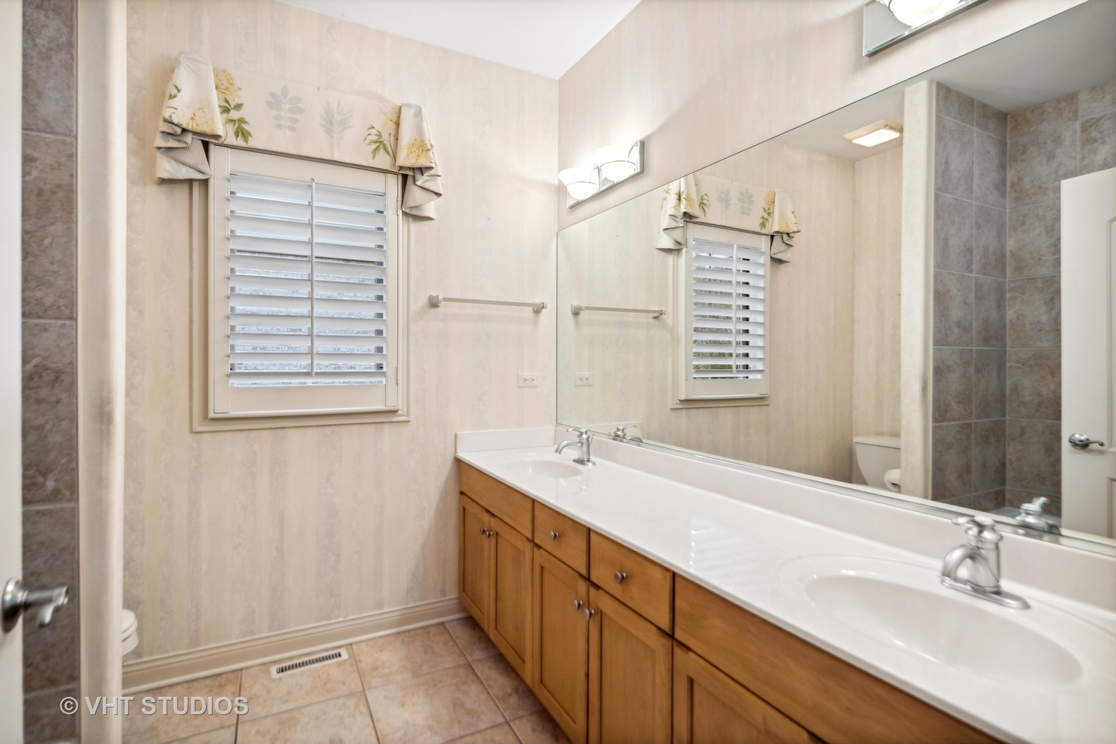311 Pinehurst Drive Palos Heights, IL 60463 - Photo 19 of 24 a bathroom with a double vanity sink and a mirror