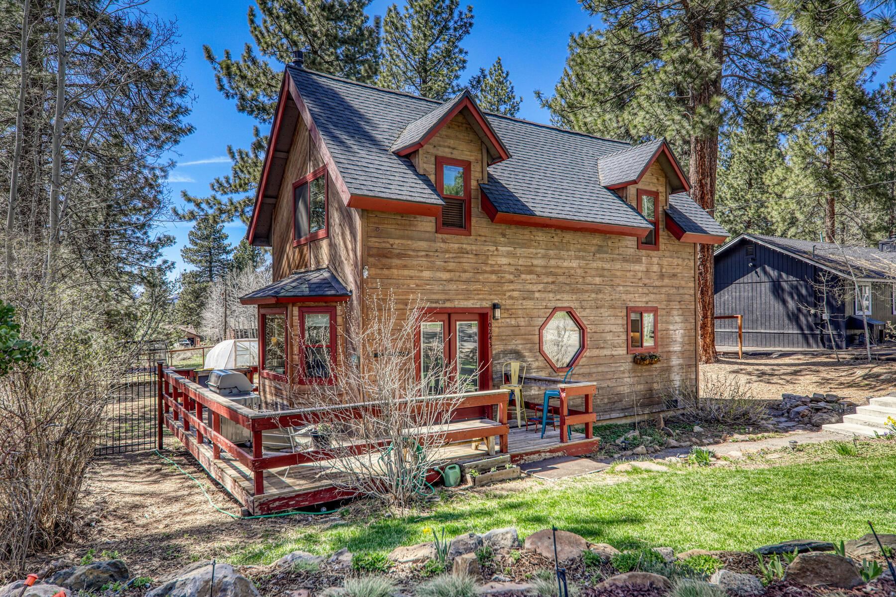 10243 Laburnham Circle Truckee, CA 96161 - Photo 21 of 21 front view of a house with a yard