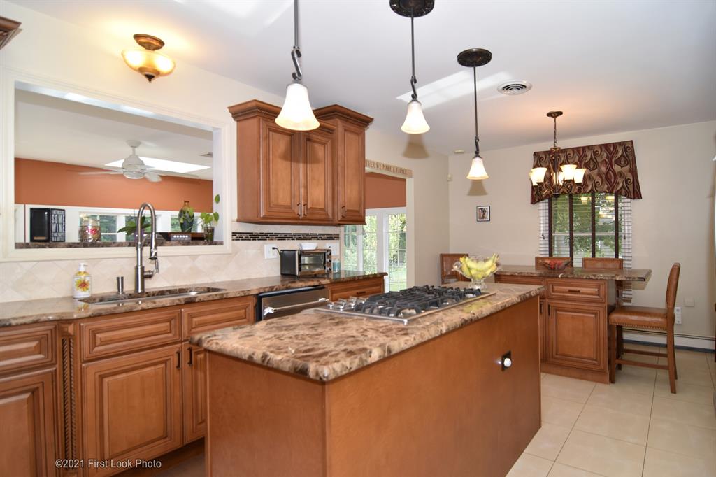94 Angell Road Lincoln, RI 02865 - Photo 4 of 37 Gallery Image 4
