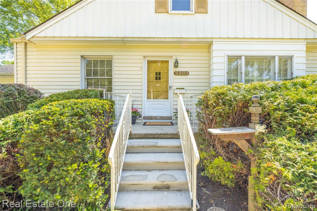 2209 Ridgemont Road Grosse Pointe Woods, MI 48236 - Photo 5 of 44