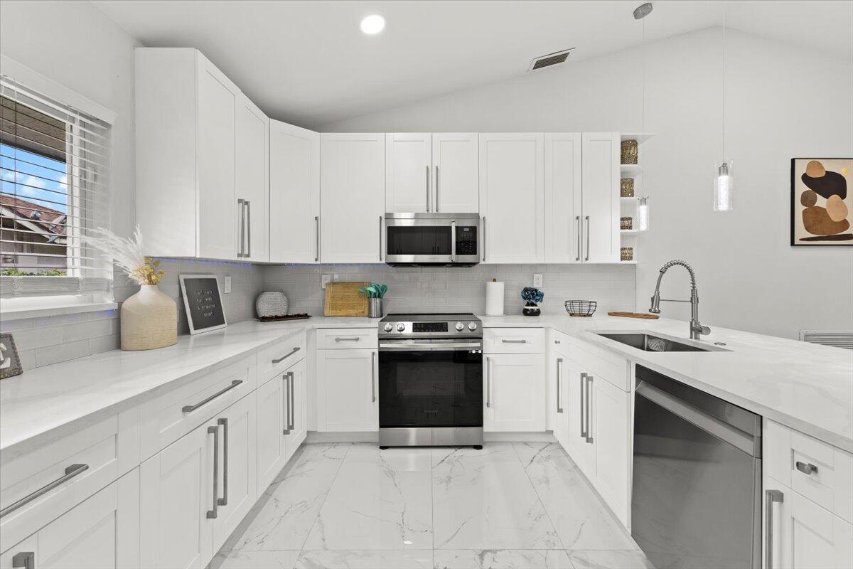 5136 Beechwood Road Delray Beach, FL 33484 - Photo 12 of 39 Interior