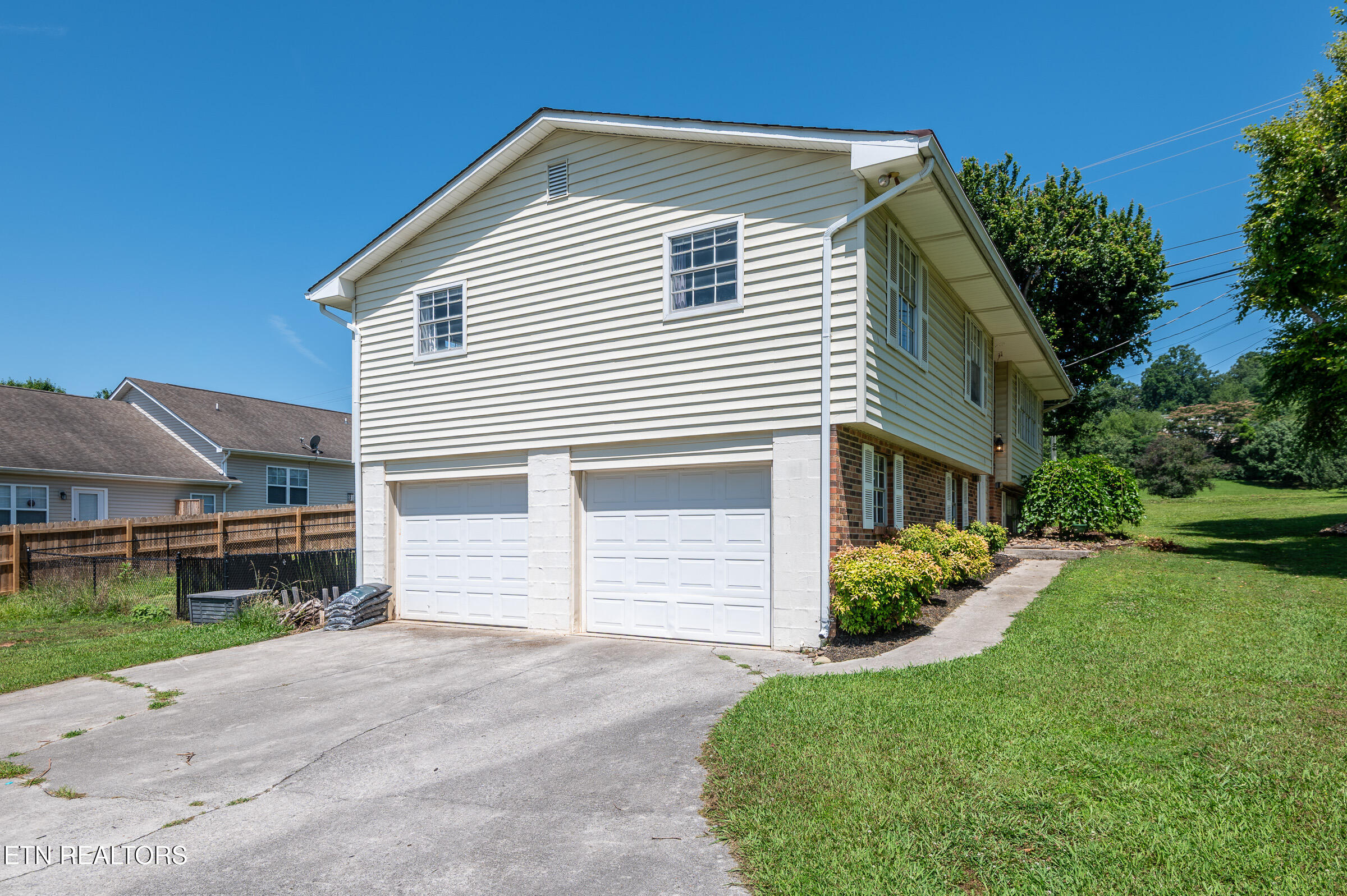 415 Pearl Road Seymour, TN 37865 - Photo 18 of 20 Garage View