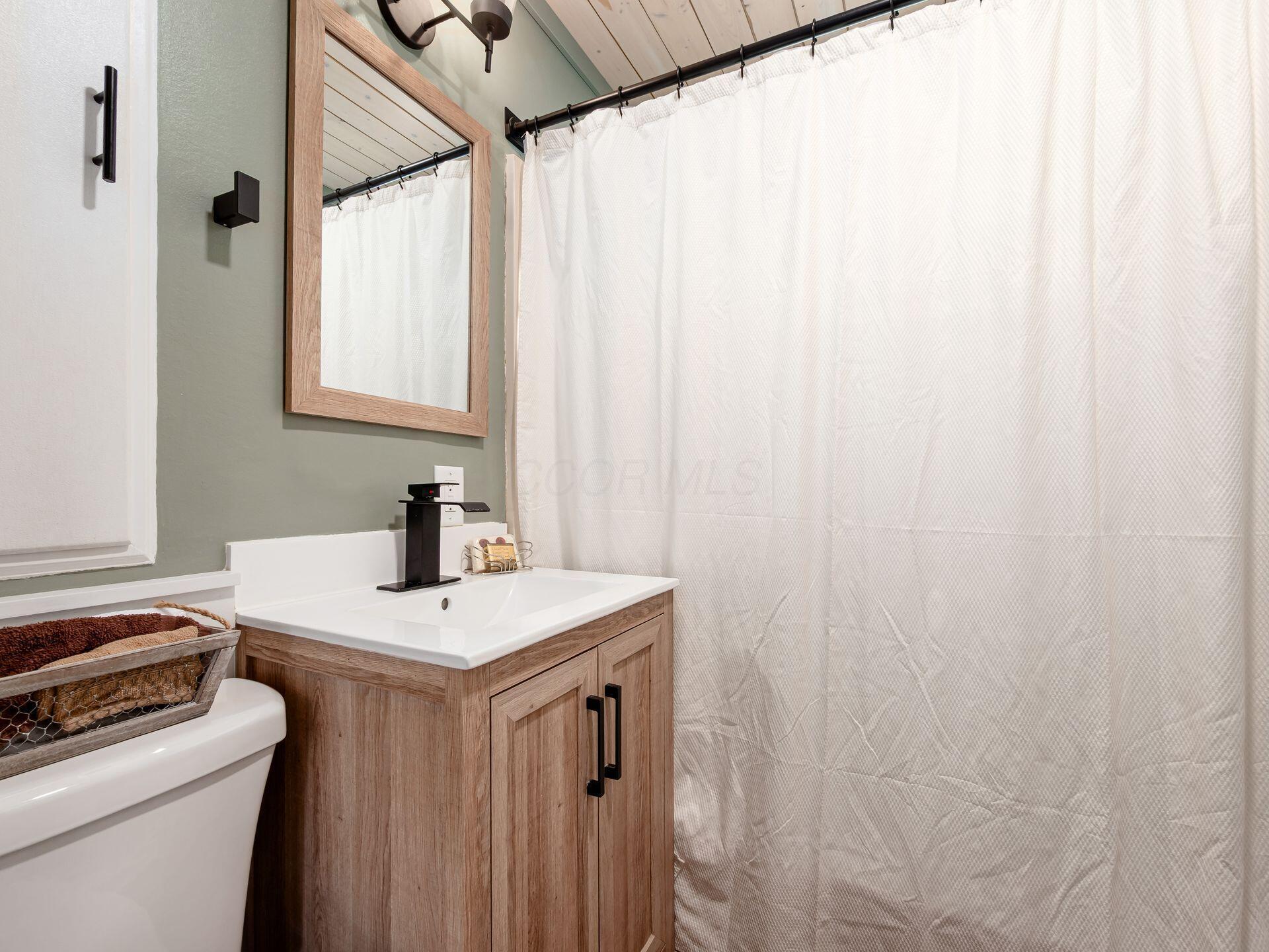199 East Weisheimer Road Columbus, OH 43214 - Photo 18 of 33 Bathroom 2