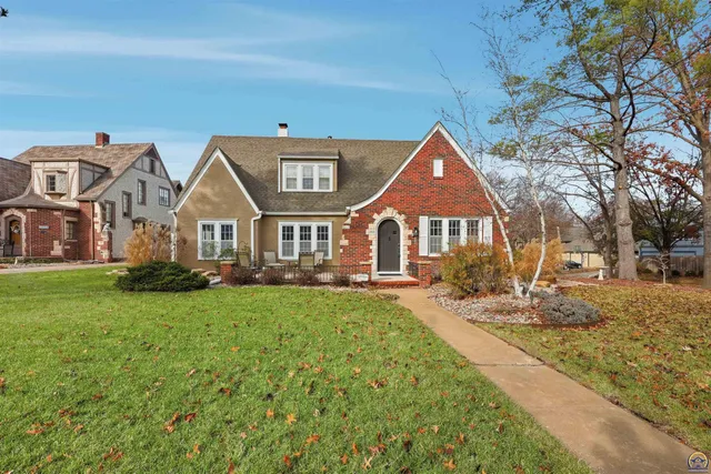 $525,000 | 1303 Southwest Pembroke Lane, Topeka, KS 66604