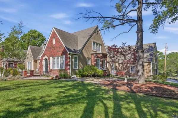 $479,999 | 1303 Southwest Pembroke Lane, Topeka, KS 66604