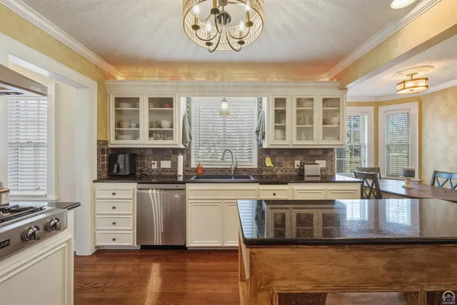 $525,000 | 1303 Southwest Pembroke Lane, Topeka, KS 66604