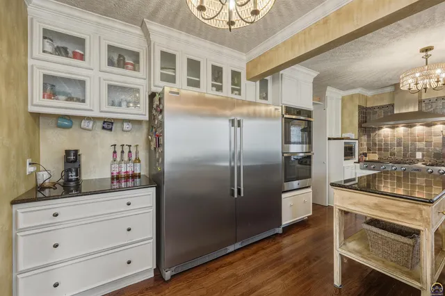 $525,000 | 1303 Southwest Pembroke Lane, Topeka, KS 66604