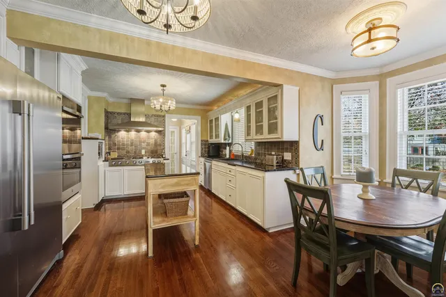 $525,000 | 1303 Southwest Pembroke Lane, Topeka, KS 66604