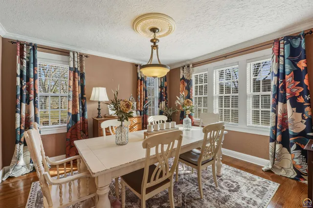 $525,000 | 1303 Southwest Pembroke Lane, Topeka, KS 66604