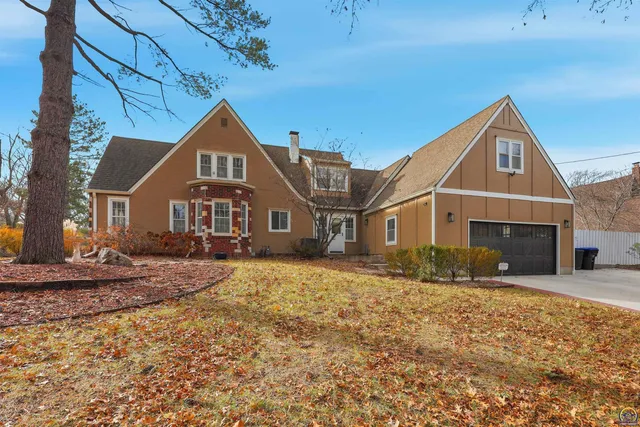 $525,000 | 1303 Southwest Pembroke Lane, Topeka, KS 66604