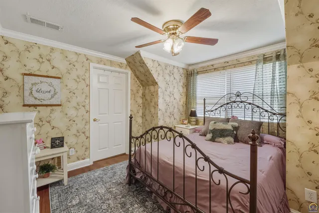 $525,000 | 1303 Southwest Pembroke Lane, Topeka, KS 66604