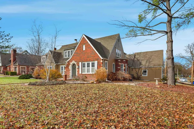 $525,000 | 1303 Southwest Pembroke Lane, Topeka, KS 66604