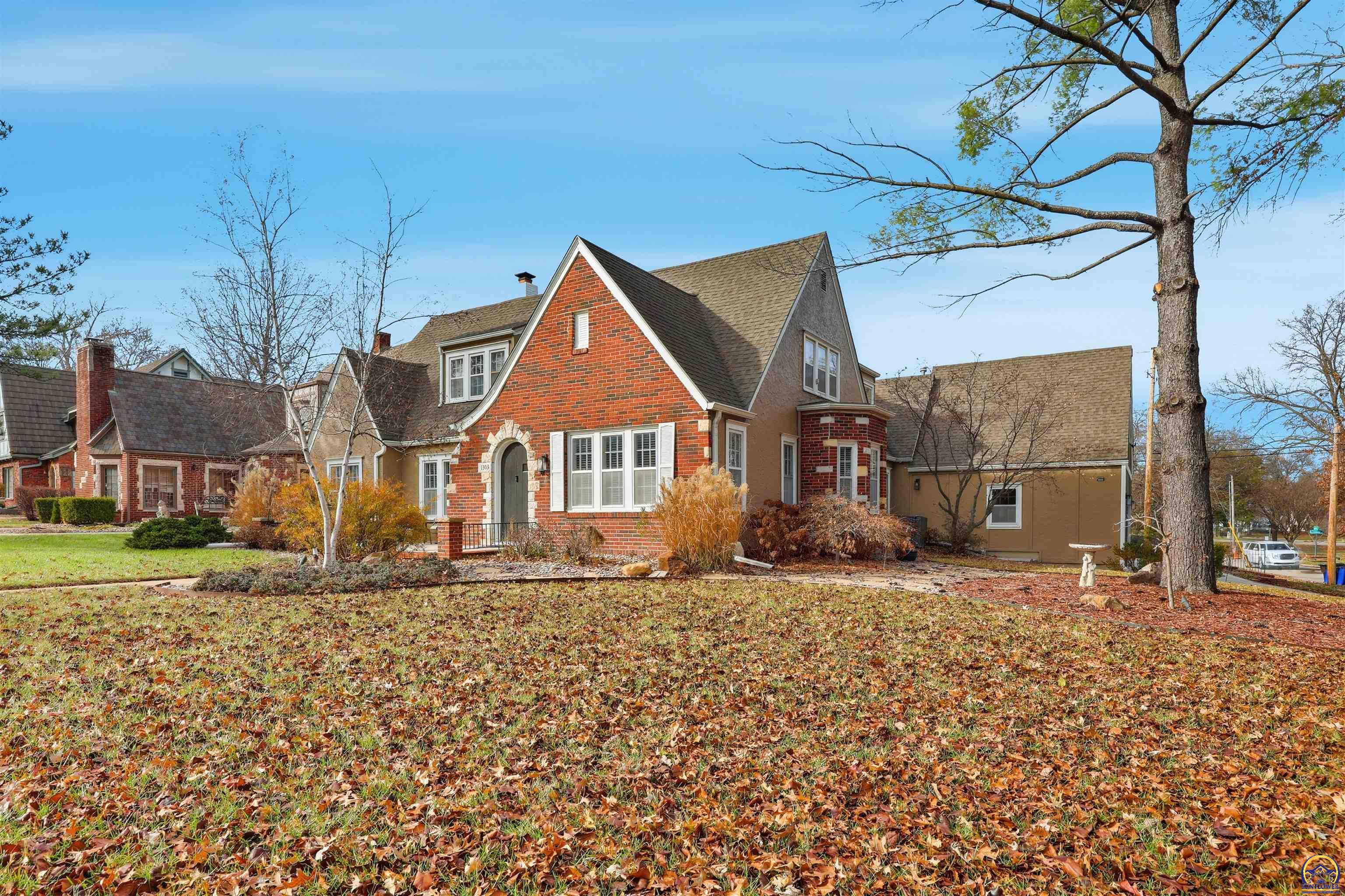 1303 Southwest Pembroke Lane Topeka, KS 66604 - Photo 3 of 53