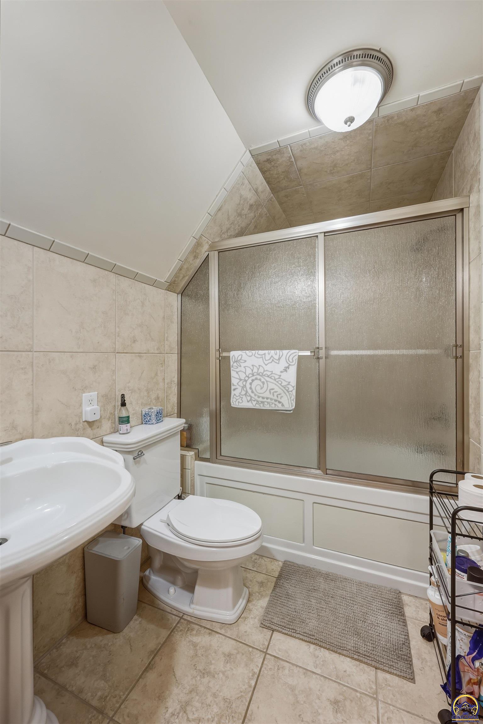 1303 Southwest Pembroke Lane Topeka, KS 66604 - Photo 31 of 56