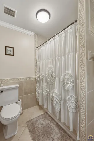 $525,000 | 1303 Southwest Pembroke Lane, Topeka, KS 66604