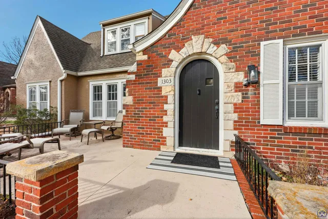 $525,000 | 1303 Southwest Pembroke Lane, Topeka, KS 66604