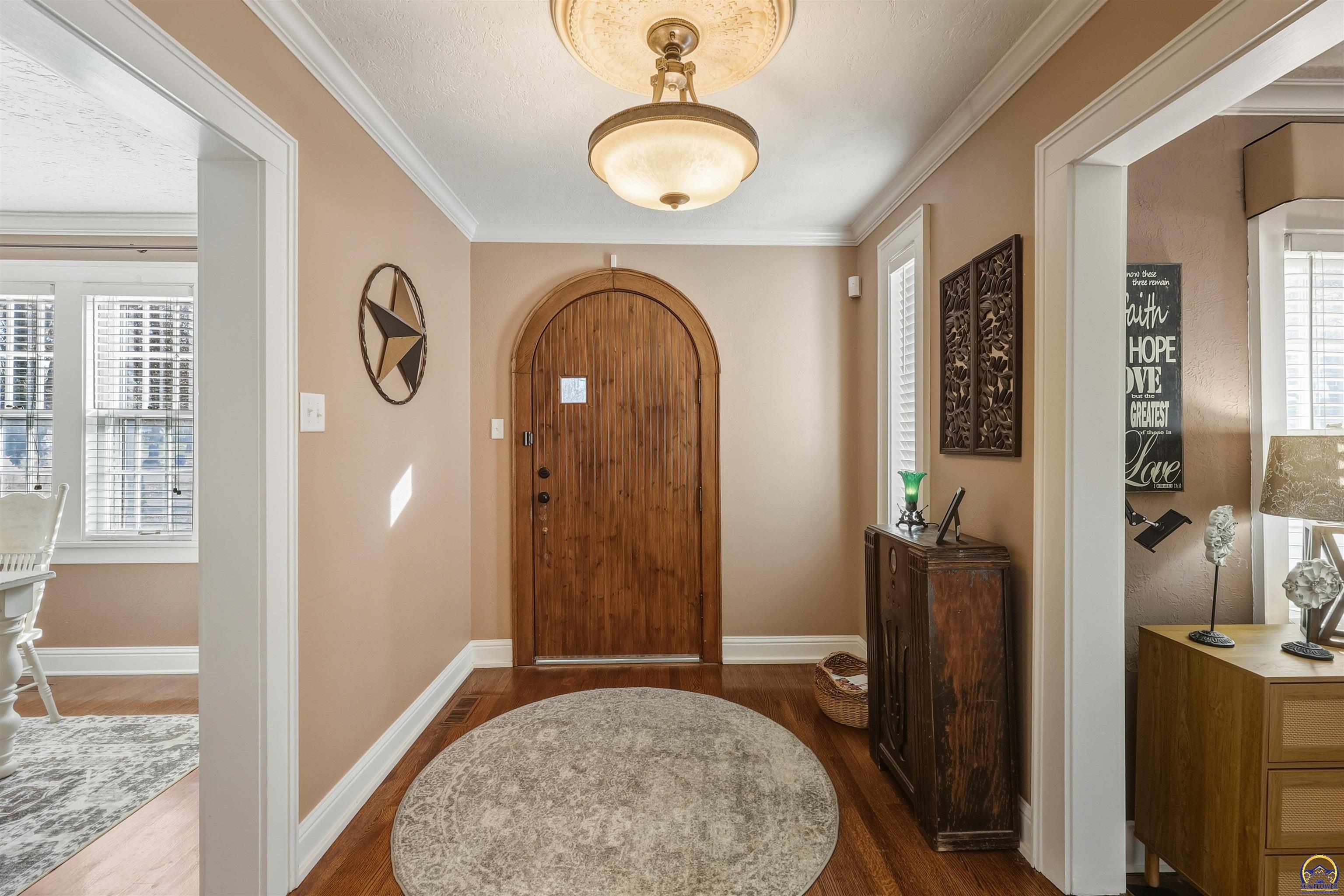 1303 Southwest Pembroke Lane Topeka, KS 66604 - Photo 4 of 53