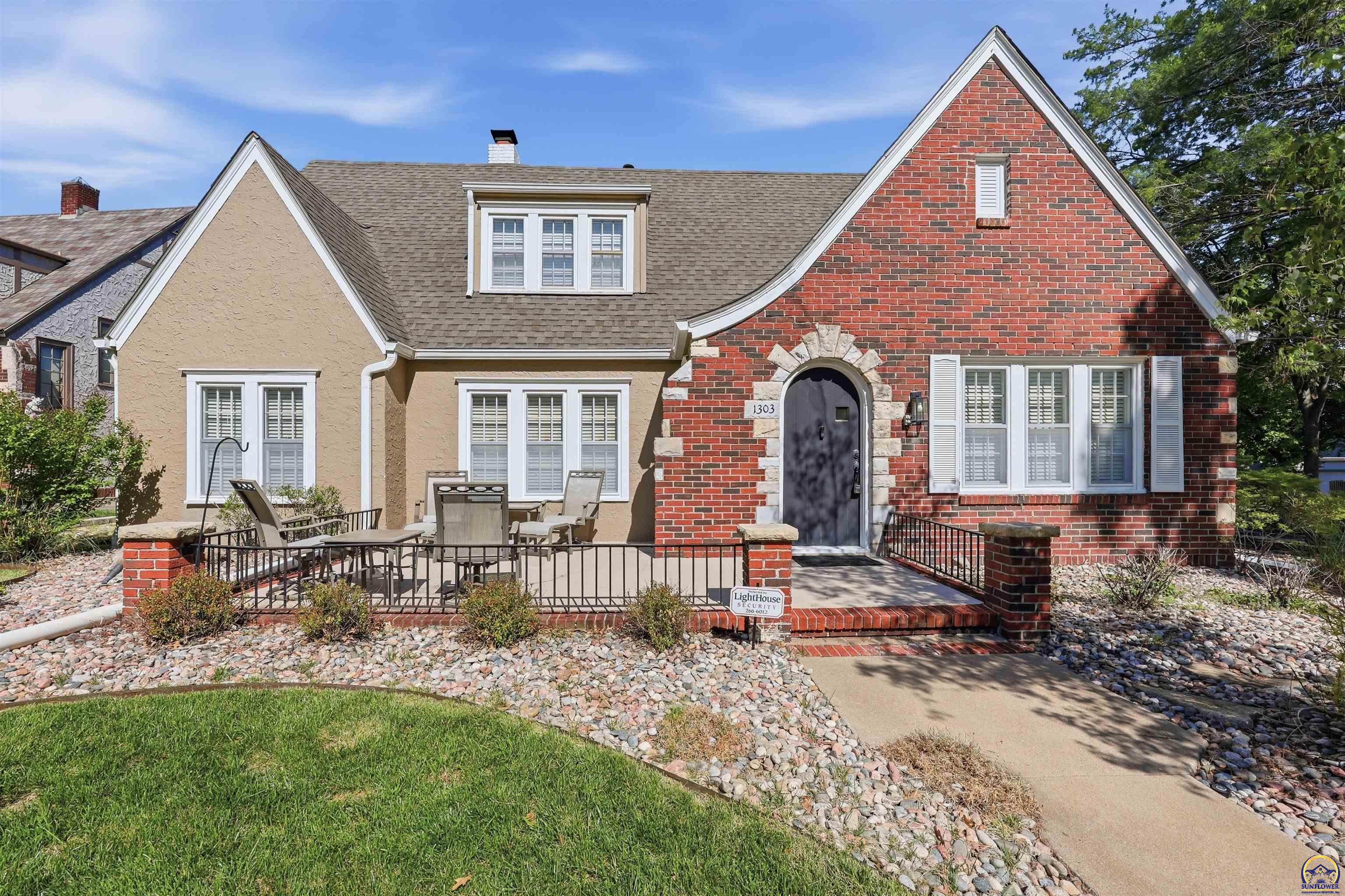 1303 Southwest Pembroke Lane Topeka, KS 66604 - Photo 4 of 56