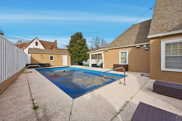 $525,000 | 1303 Southwest Pembroke Lane, Topeka, KS 66604