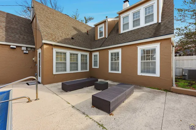 $525,000 | 1303 Southwest Pembroke Lane, Topeka, KS 66604