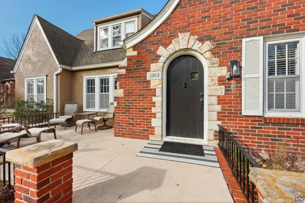$479,999 | 1303 Southwest Pembroke Lane, Topeka, KS 66604