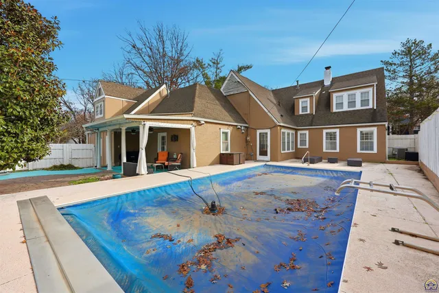 $525,000 | 1303 Southwest Pembroke Lane, Topeka, KS 66604