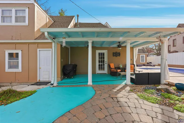 $525,000 | 1303 Southwest Pembroke Lane, Topeka, KS 66604